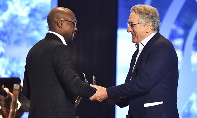 Floyd Mayweather Raih Penghargaan `The Best Ever` dari Robert De Niro